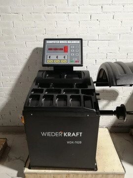 Балансировочный стенд c автоматическим вводом WiederKraft WDK-762B от компании ГК Автооборудование - фото 1