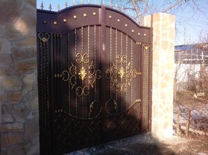 Ворота глухие металл. кованые с верхом "пика" и калитка код 5.11