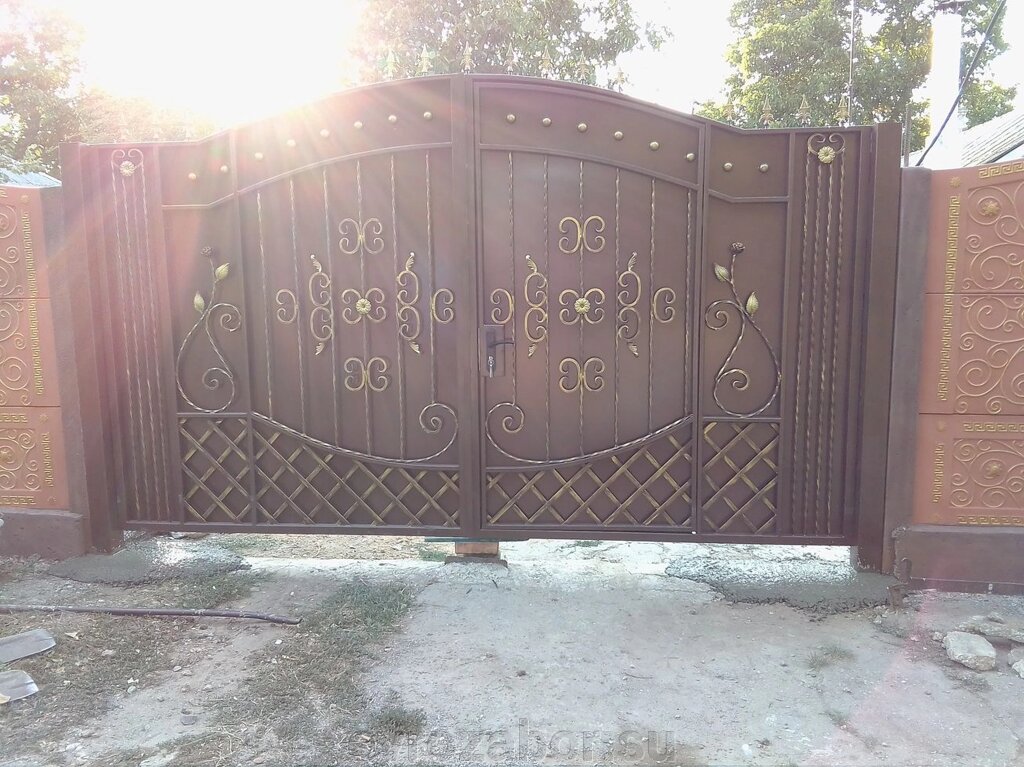 Ворота распашные металл. с ковкой и врезной калиткой код 5.29 - фото