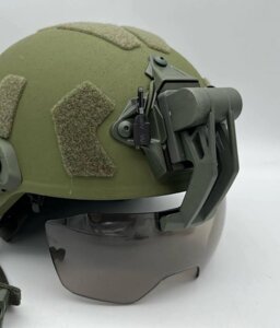 Откидные флип очки с кронштейном на шрауд для тактического шлема/ олива с дымчатым стеклом оптом