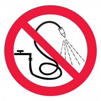 Знак Эксклюзив P17 Запрещается разбрызгивать воду (размер 200х200) фотолюминесцентный от компании Арсенал ОПТ - фото 1